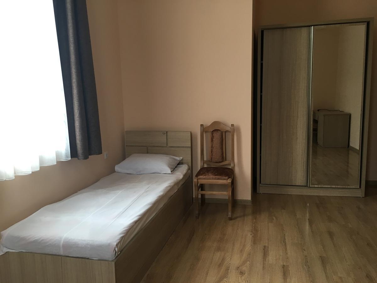 Kmg Hotel Khashuri Dış mekan fotoğraf
