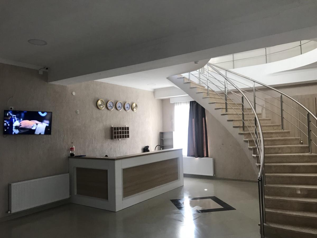 Kmg Hotel Khashuri Dış mekan fotoğraf